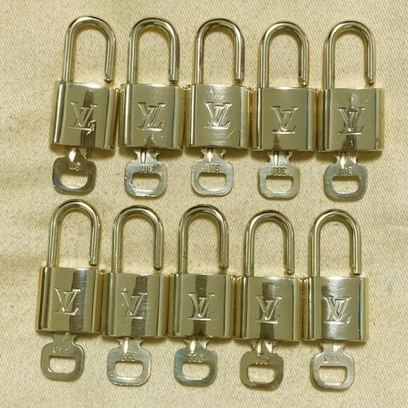 LOUIS VUITTON LV 10 SET PADLOCK KEY CHARM CADENA GOLD-PLATED FRANCE - Picture 1 of 4